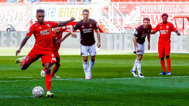 Danilo schoot vanaf de stip de 1-0 binnen.
