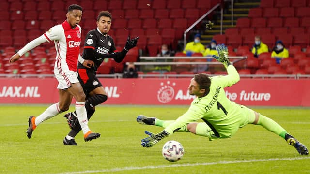 Maarten Stekelenburg in actie tijdens zijn rentree als eerste doelman tegen PSV.