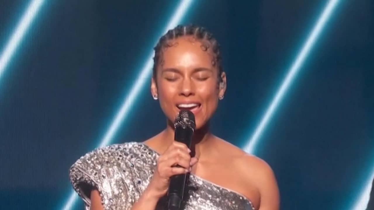Alicia Keys brengt muzikaal eerbetoon aan Kobe Bryant tijdens Grammy's