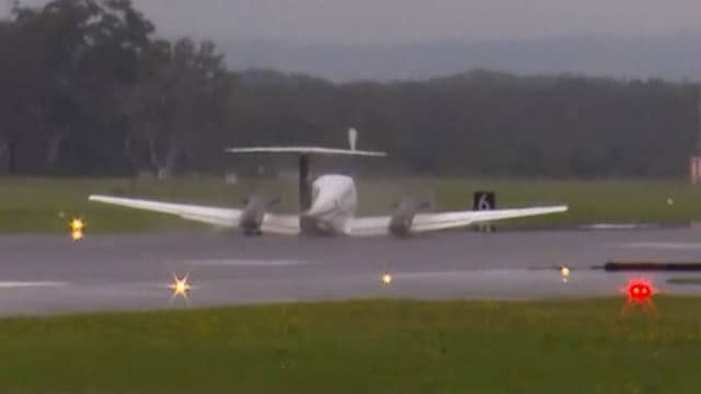 Klein vliegtuig landt zonder landingsgestel op Australische luchthaven
