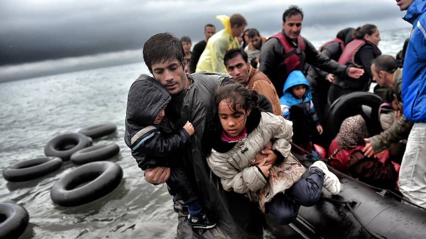 Italiaanse kustwacht redt vluchtelingen uit zee