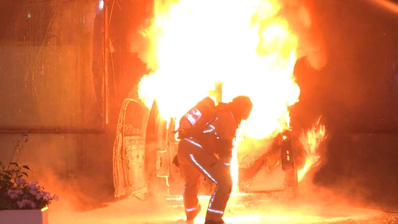 Beeld uit video: Grote vlammen slaan uit busje na rammen pand De Telegraaf