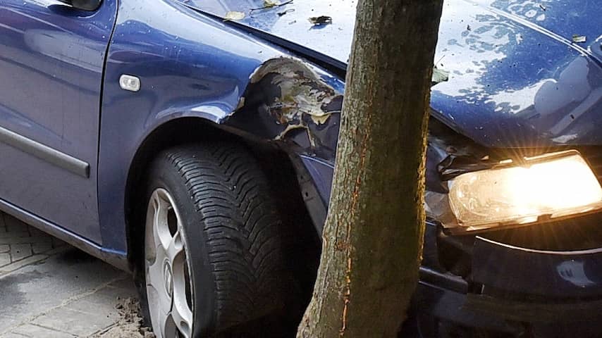 Auto tegen boom Tilburg