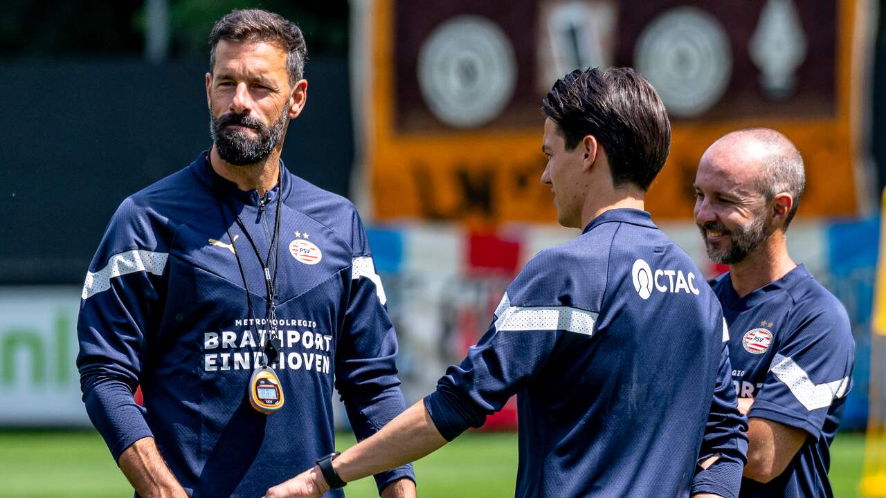 Ruud van Nistelrooij gaf maandag zijn eerste training als coach van PSV.