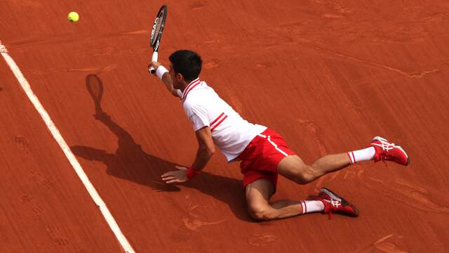 Novak Djokovic bereikte met veel moeite de kwartfinales op Roland Garros.