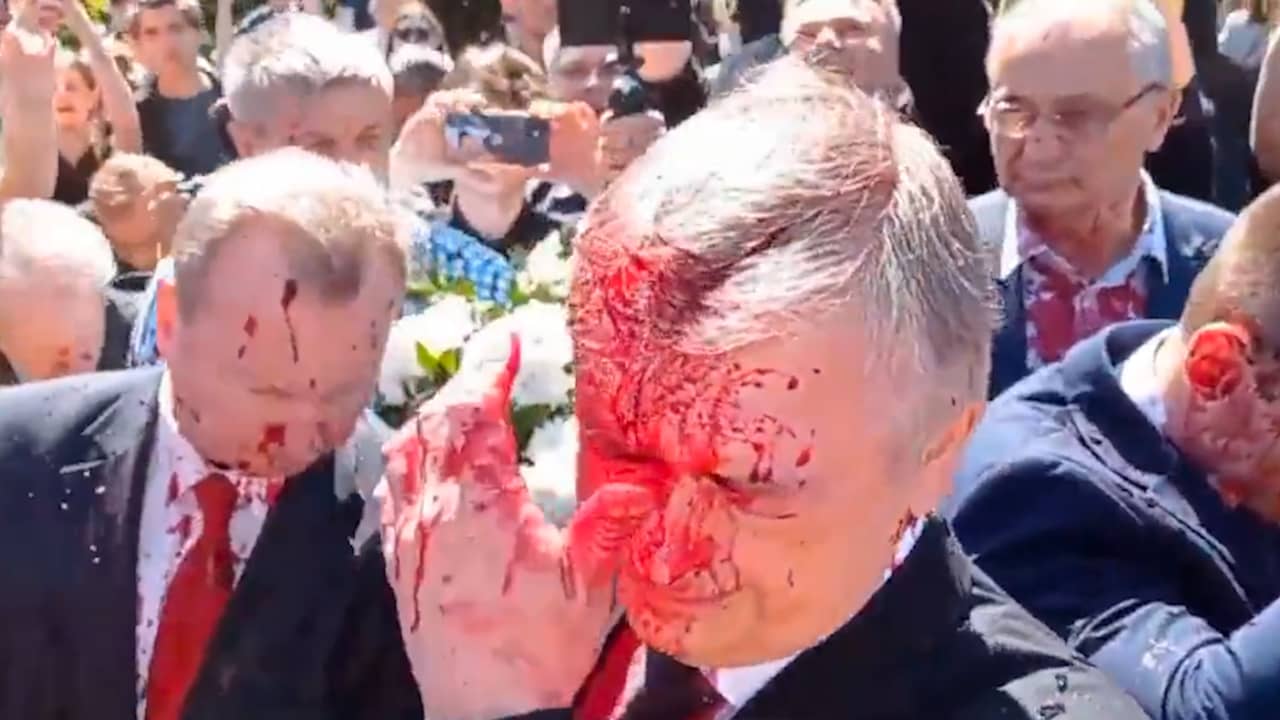 Beeld uit video: Russische ambassadeur in Polen besmeurd met rode verf