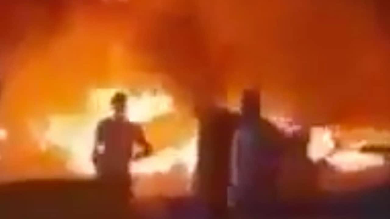 Beeld uit video: Video toont brandende auto Iraanse generaal na luchtaanval VS