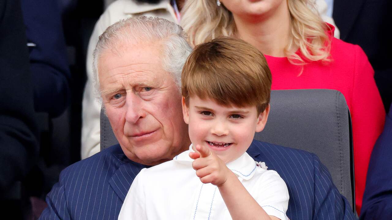Tra le braccia del nonno, il principe Carlo.