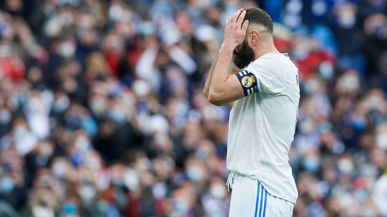 Karim Benzema baalt na zijn gemiste penalty voor Real Madrid.