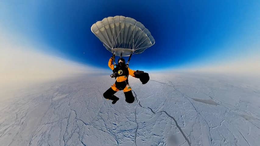 Russen doen spectaculaire parachutesprong vanuit stratosfeer boven Noordpool