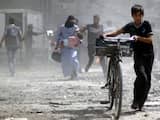 Burgers vluchten voor luchtaanvallen van het regeringsleger in Douma.