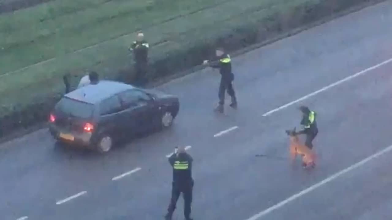 Beeld uit video: Politie lost meerdere schoten op auto in Amsterdam-West