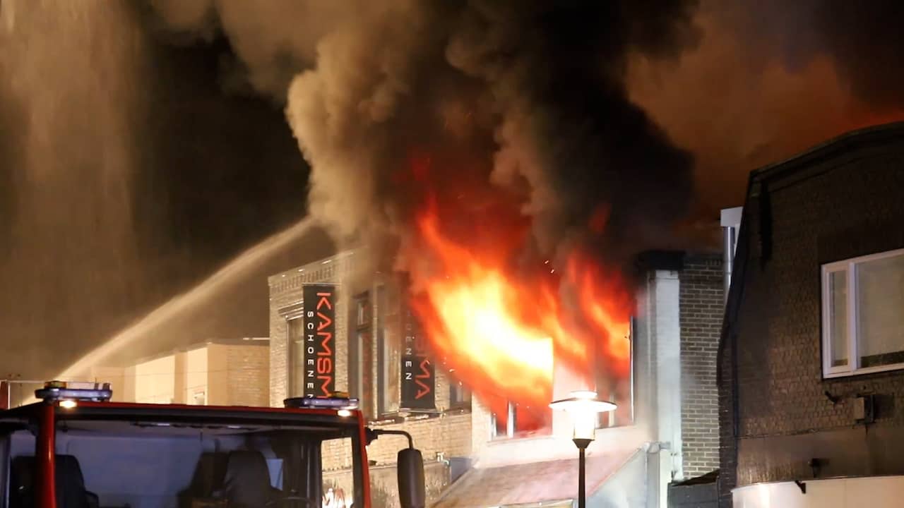 Beeld uit video: Vlammen slaan uit ramen snackbar bij grote brand in Wolvega