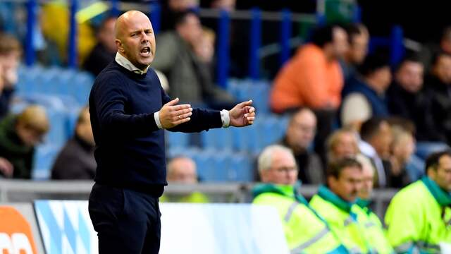 Trainer Arne Slot zinspeelde op het debuut van Arsenal-huurling Reiss Nelson.