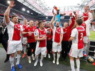 Winnend Ajax vrijwel zeker van landstitel door verlies PSV