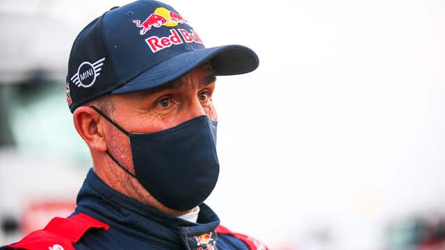 Dertienvoudig winnaar Stéphane Peterhansel leidt het klassement bij de auto's.