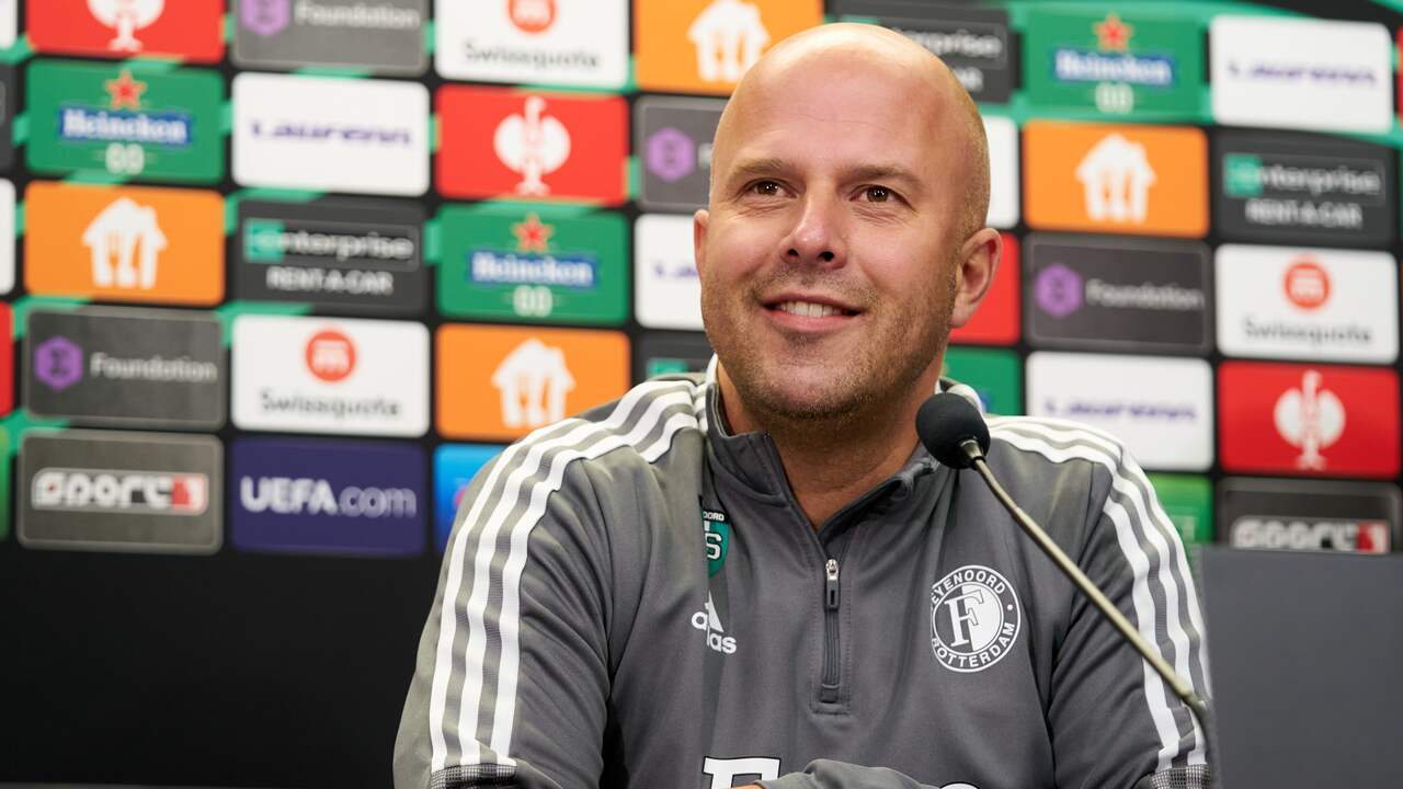 Arne Slot gaf op de persconferentie al zijn opstelling prijs.