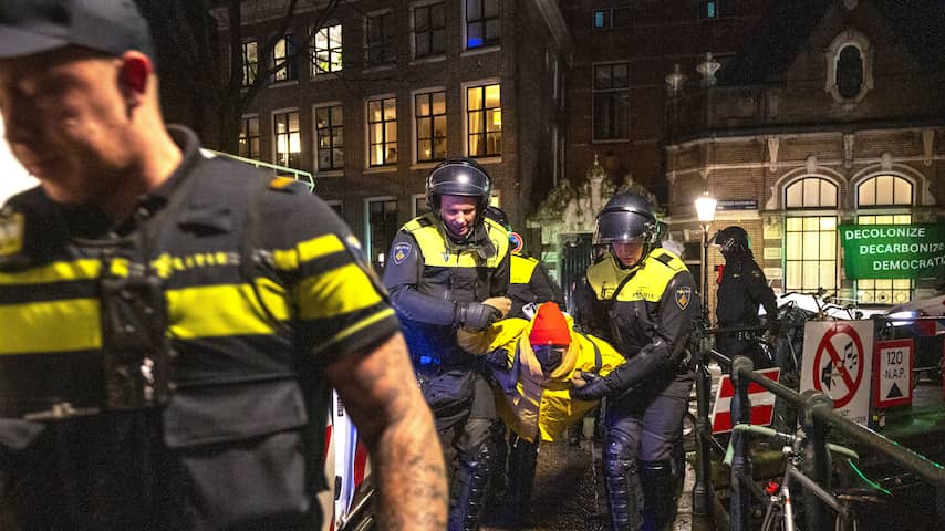 ME ontruimt door studenten bezet pand in Amsterdam, dertig arrestaties