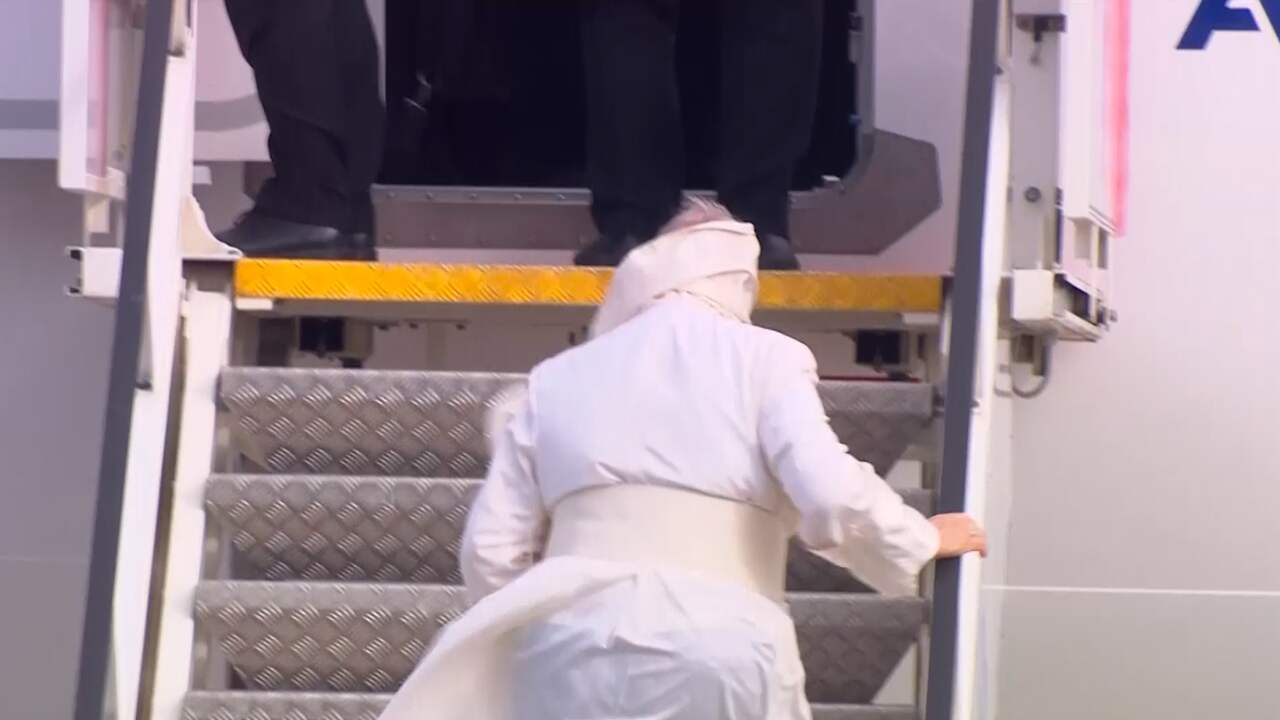 Beeld uit video: Paus struikelt op vliegtuigtrap na bezoek aan Griekenland
