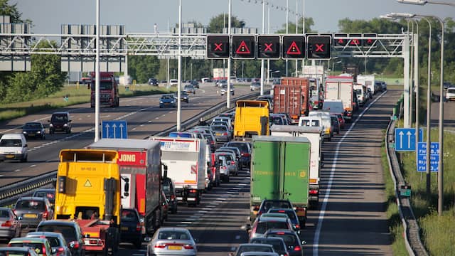 A4 bij Leiden dicht door botsing met vijf auto's. A4 bij Leiden dicht door botsing met vijf auto's.