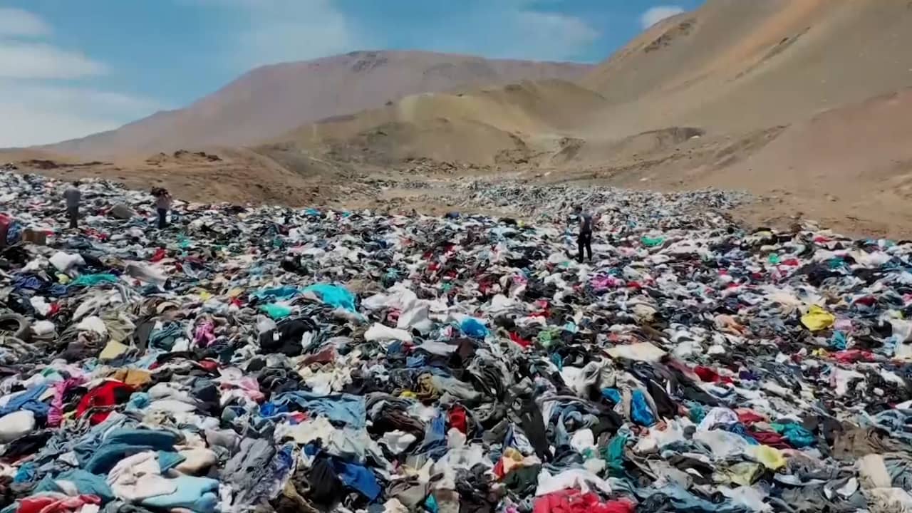 Beeld uit video: Enorme berg afgedankte kleding gedumpt in Chileense woestijn