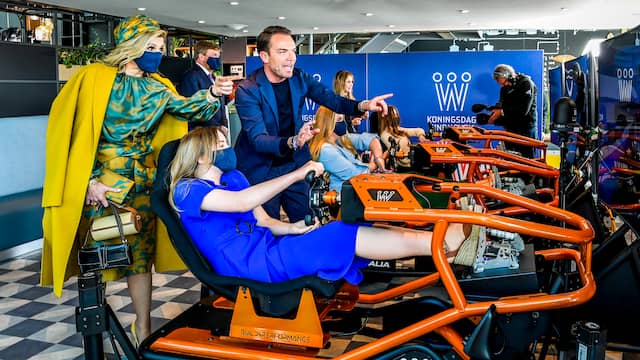 De drie prinsessen ondernamen dinsdag meerdere activiteiten: zo reden ze in een simulator een rondje op het circuit van Zandvoort en streden ze tegen elkaar in een hovercraftrace.