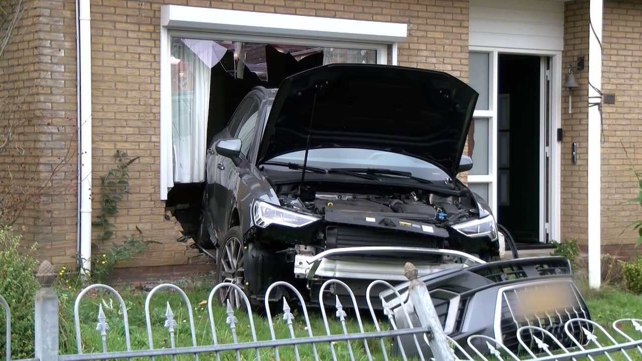 Video | Automobilist heeft huisgevel verwoest in Heinkenszand