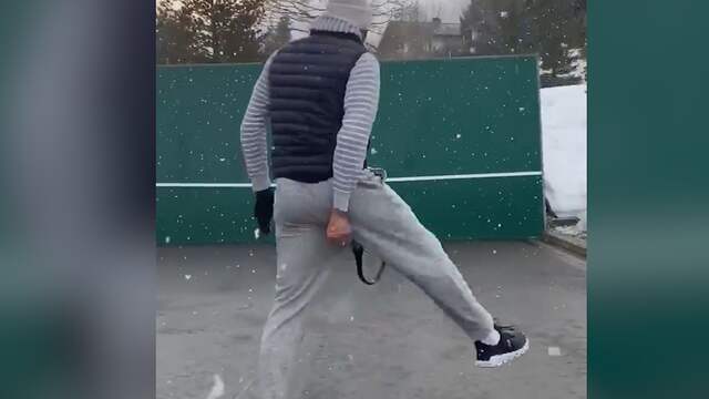 Federer oefent trick shots tegen muurtje bij zijn huis