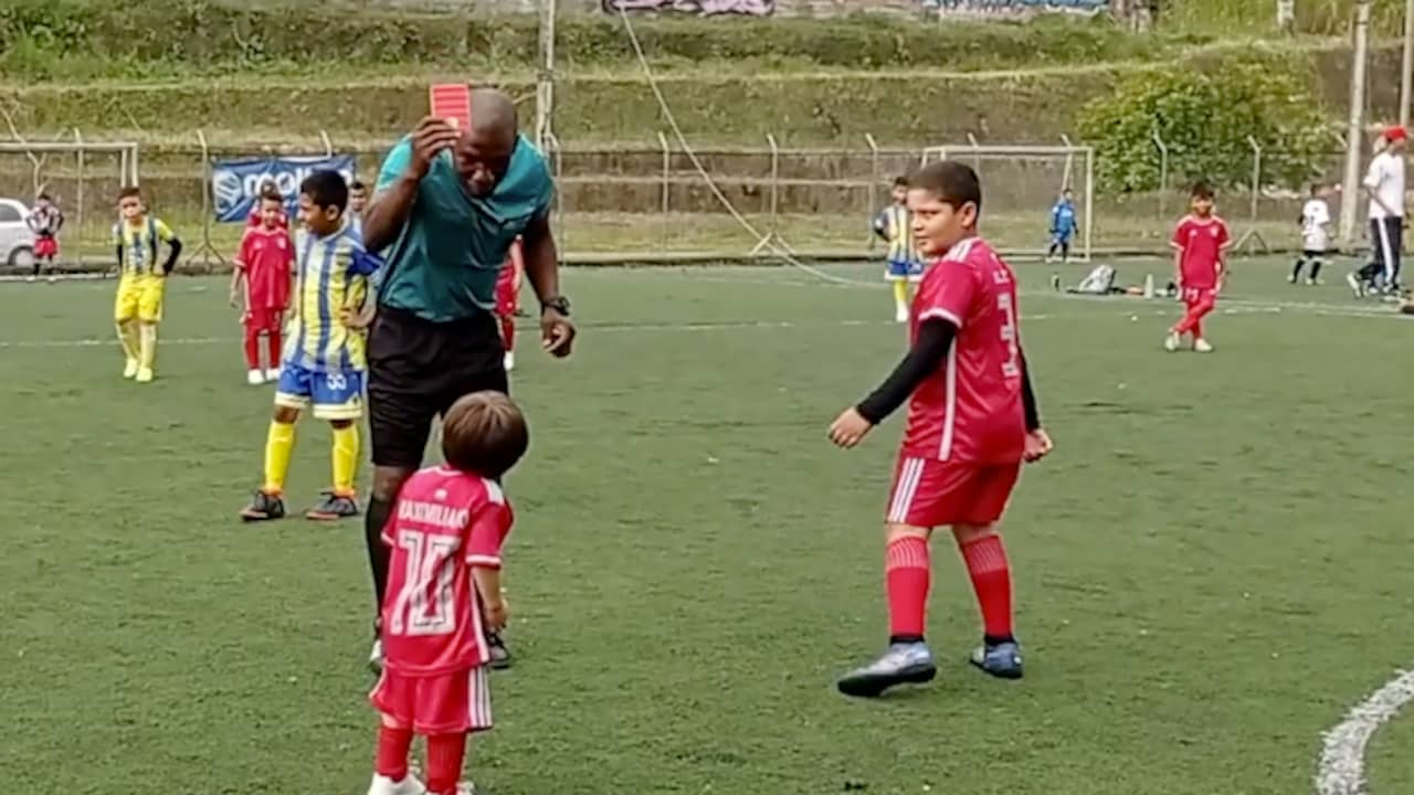 Beeld uit video: Scheidsrechter geeft peuter die voetbalveld oprent lachend een rode kaart