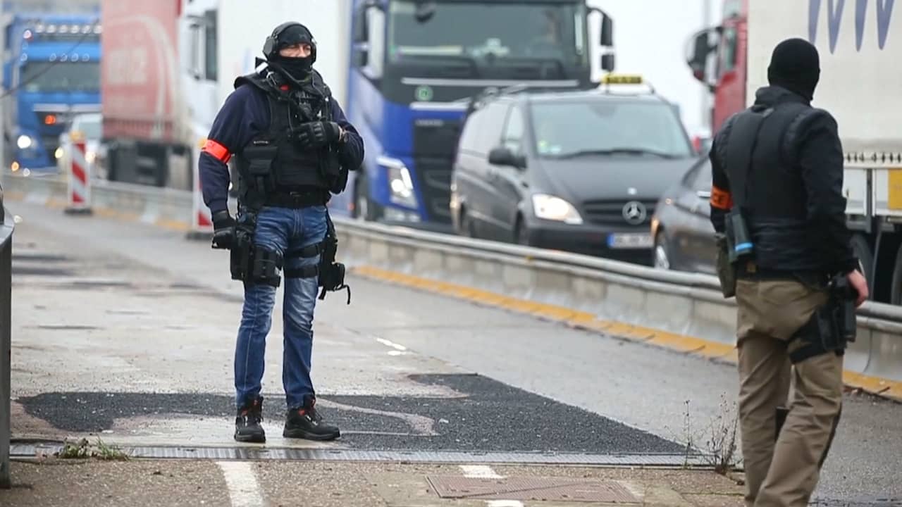 Beeld uit video: Zwaarbewapende politie zoekt verdachte aanslag Straatsburg