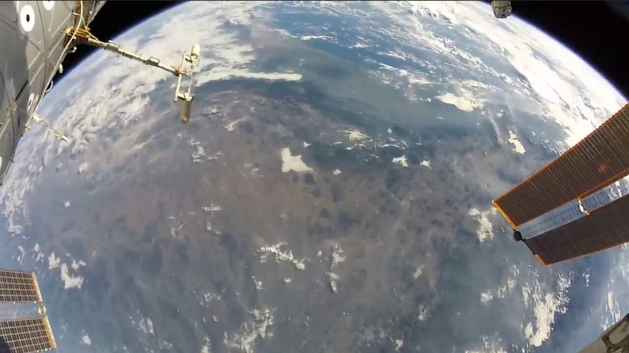 Astronaut ISS verlaat ruimtestation en filmt uitzicht op aarde