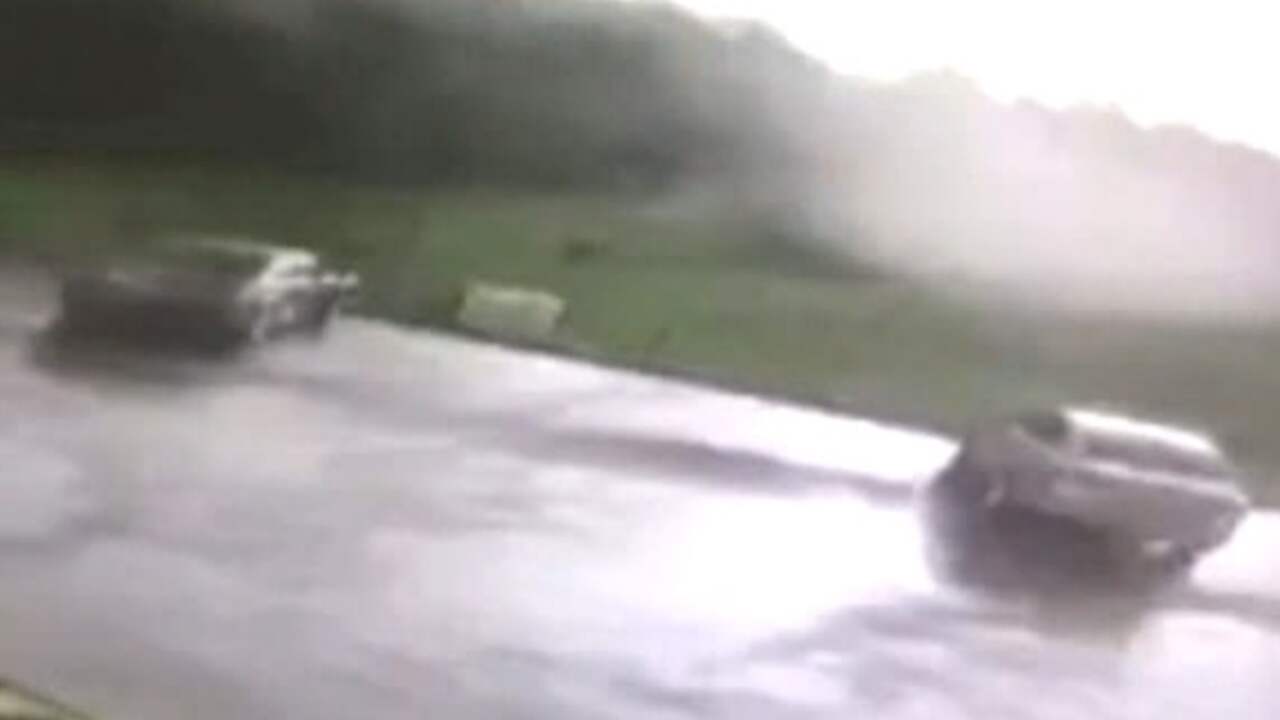 Beeld uit video: Tornado slingert auto de lucht in op parkeerplaats in VS