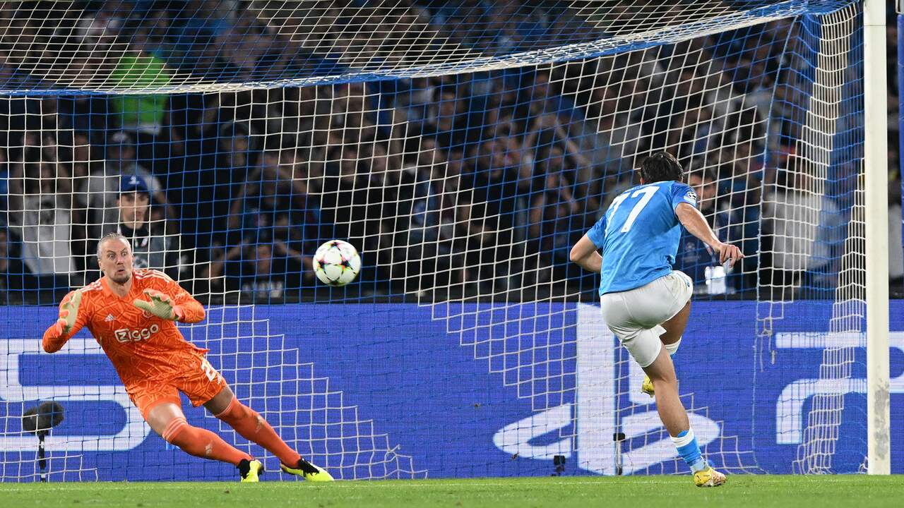 Napoli komt uit strafschop op 3-1 tegen Ajax | NU.nl