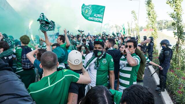 Vreugde bij de fans van Sporting CP buiten het stadion.