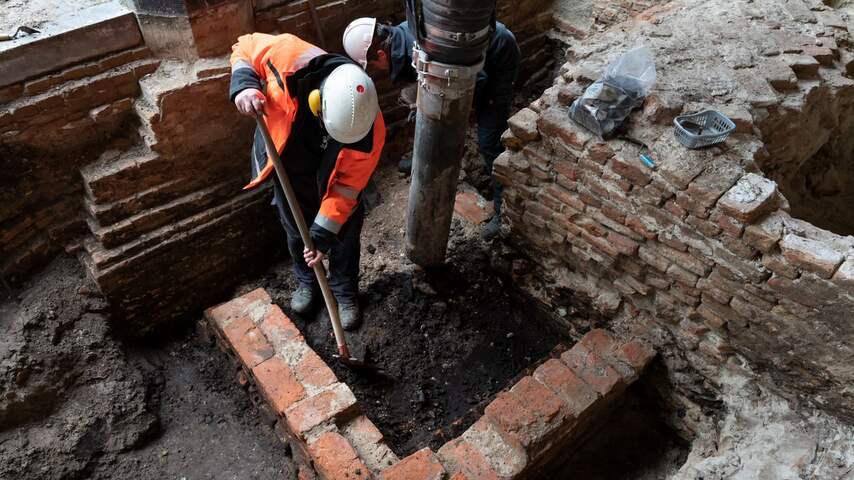 Archeologen vinden resten van middeleeuws gebouw onder Eerste Kamer