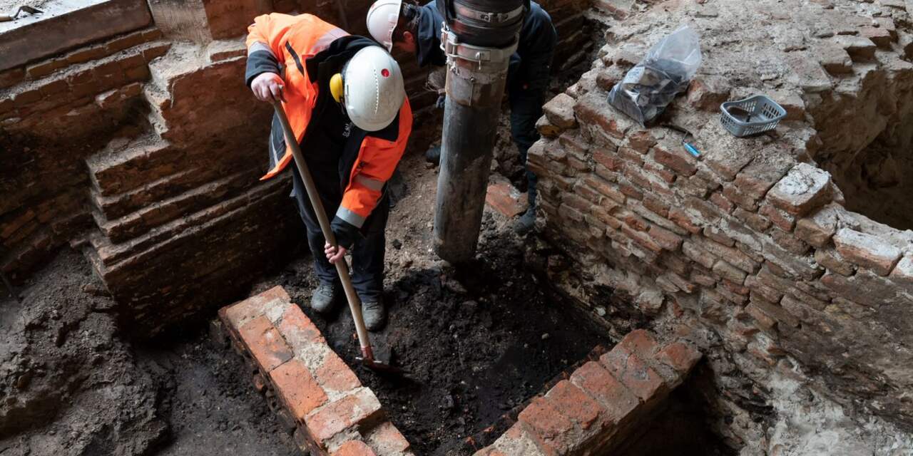 Archeologen vinden resten van middeleeuws gebouw onder Eerste Kamer