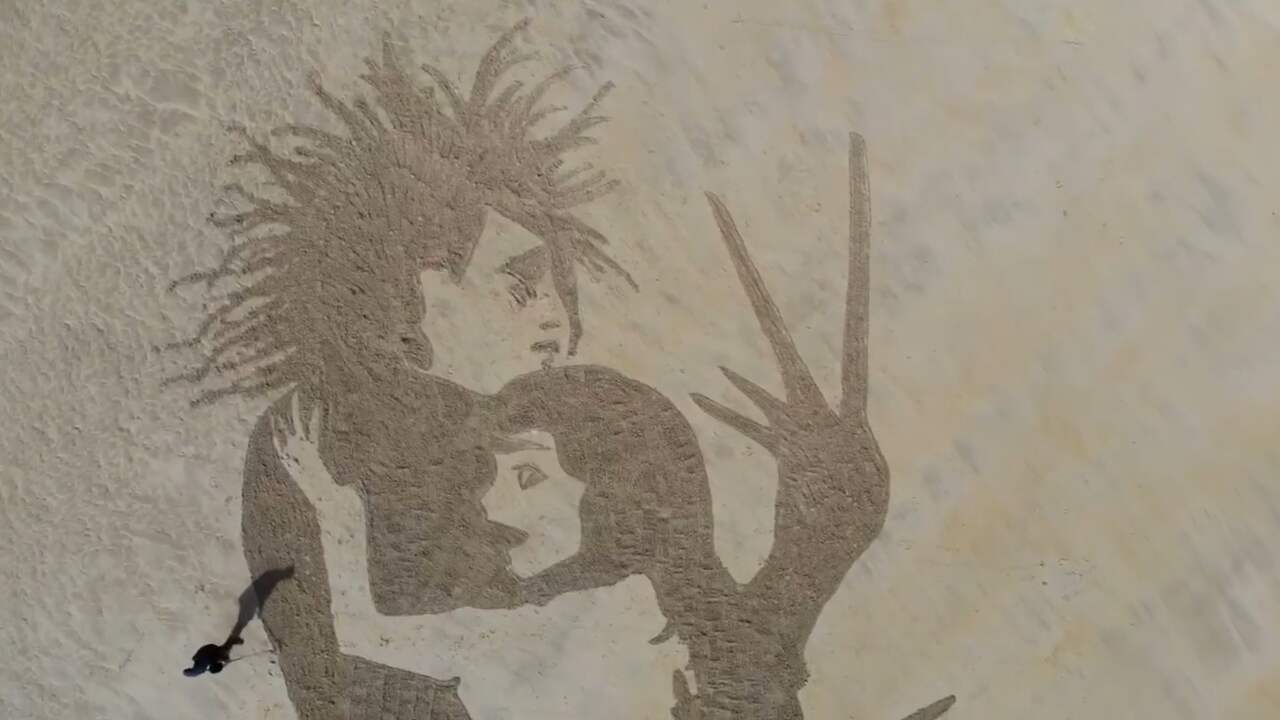 Kunstenaars maken portret van Edward Scissorhands op Brits strand