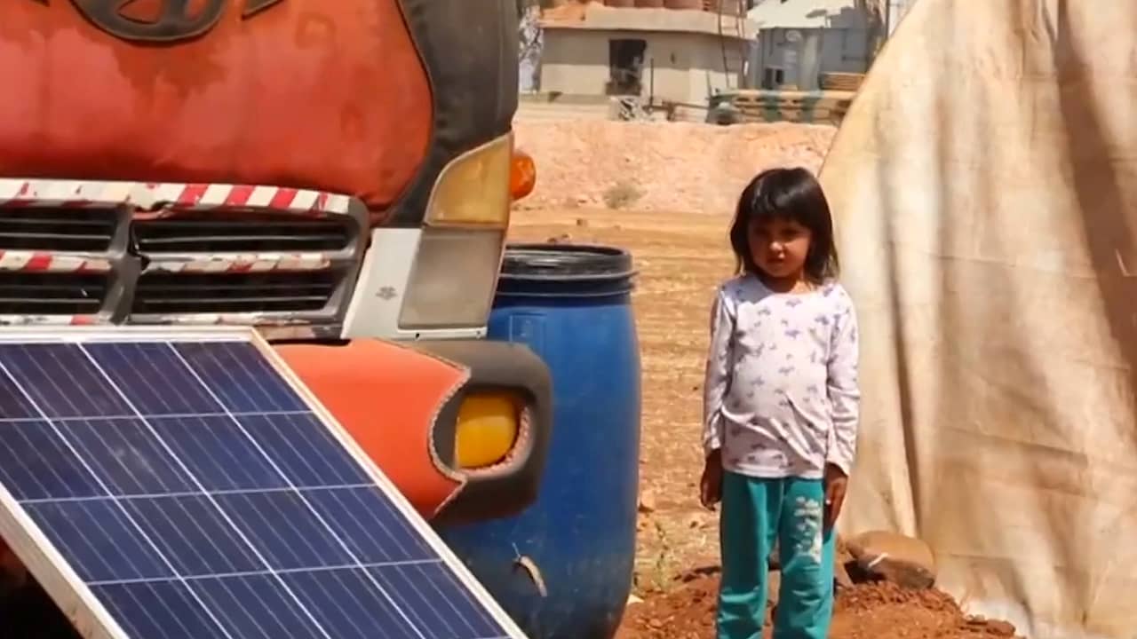 Beeld uit video: Duizenden Syriërs vluchten voor bombardementen