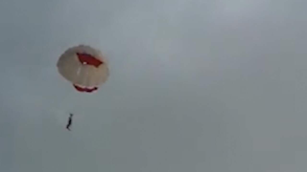 Beeld uit video: Sterke wind sleurt parasailer mee in Mexico