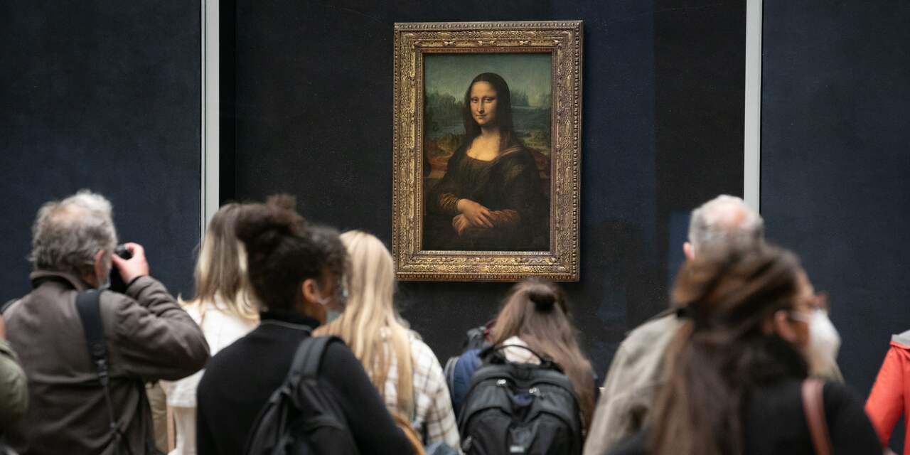 Als oude vrouw vermomde museumbezoeker bekogelt Mona Lisa met taart
