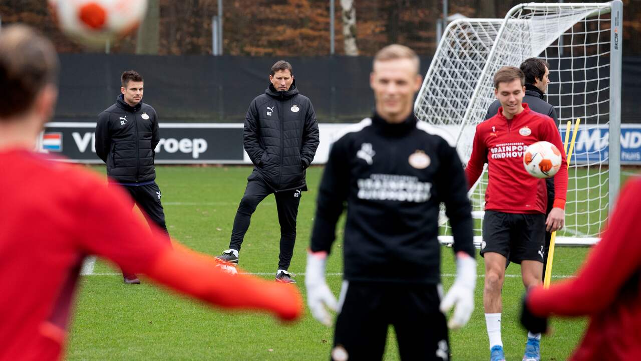 Roger Schmidt op de training van PSV.