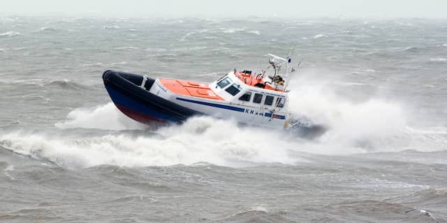 Motorjacht loopt vast in kanaal bij Rilland