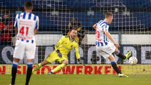 Joey Veerman verzuimt om Heerenveen vanaf 11 meter op voorsprong te zetten.