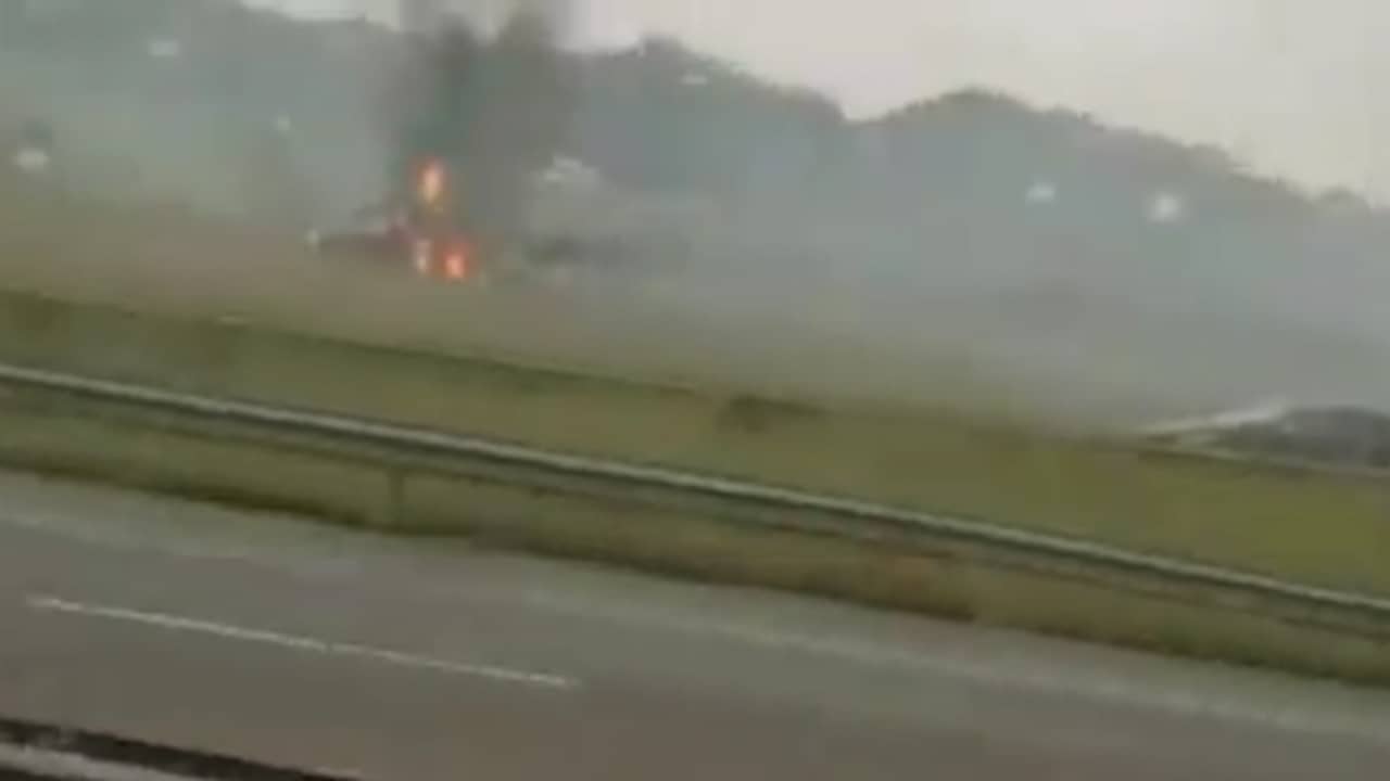 Beeld uit video: Chauffeur filmt neergestort vliegtuigje bij Breda