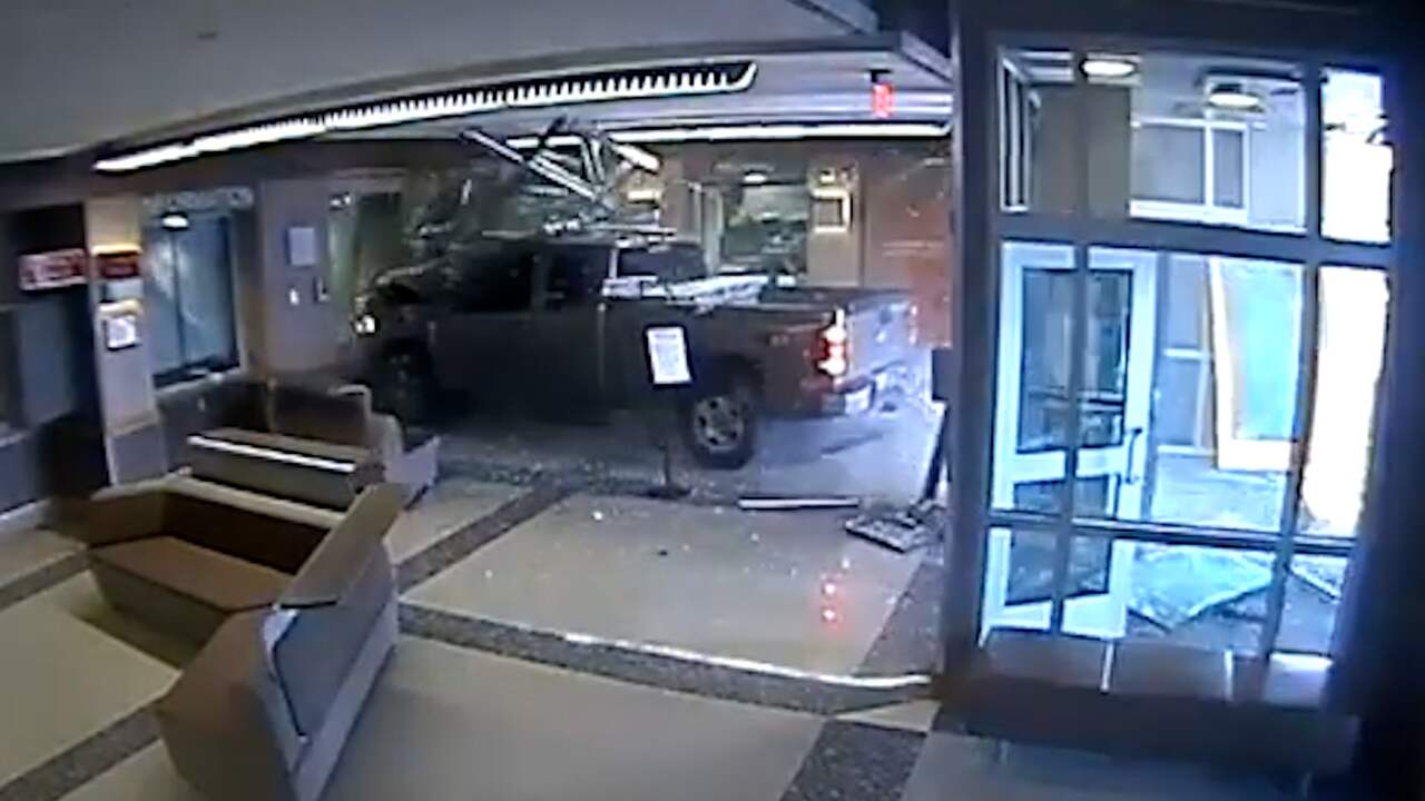 Beeld uit video: Bewakingscamera filmt hoe auto politiebureau in rijdt in VS