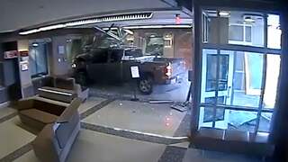 Bewakingscamera filmt hoe auto politiebureau in rijdt in VS