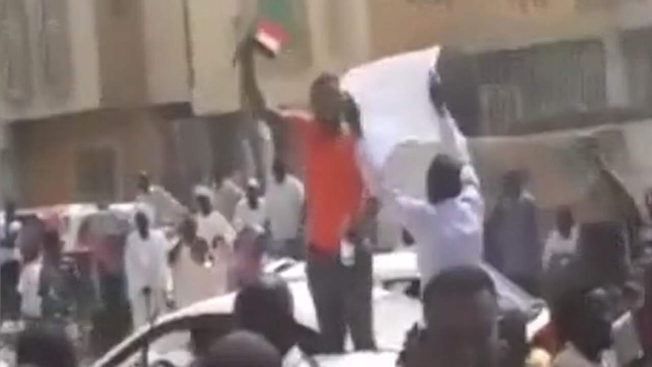 Beeld uit video: Sudanezen vieren aftreden president Al Bashir