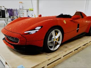 LEGO'ers bouwen levensgrote Ferrari in Tsjechië