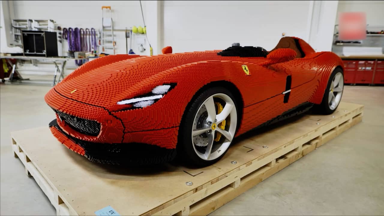 Beeld uit video: LEGO'ers bouwen levensgrote Ferrari in Tsjechië