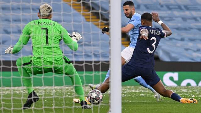 Riyad Mahrez schiet de 1-0 binnen voor Manchester City.